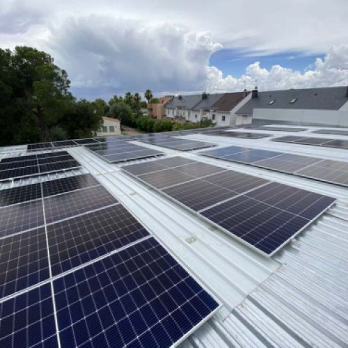 Paneles solares instalados en tejado industrial