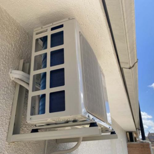 Equipo de aire acondicionado en fachada
