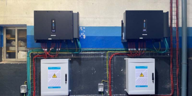 Montaje eléctrico para paneles solares