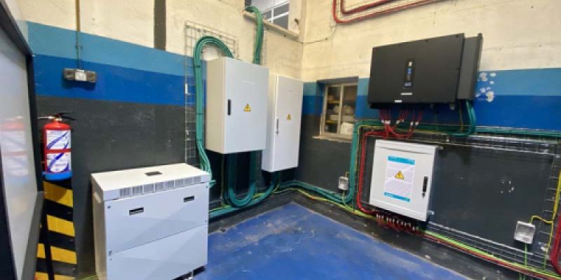 Montaje eléctrico para paneles solares