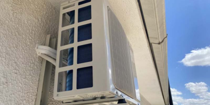 Equipo de aire acondicionado en fachada