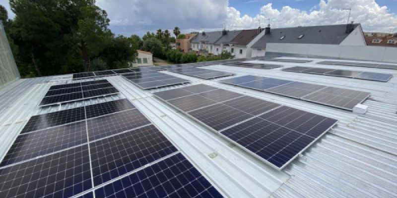 Paneles solares instalados en tejado industrial
